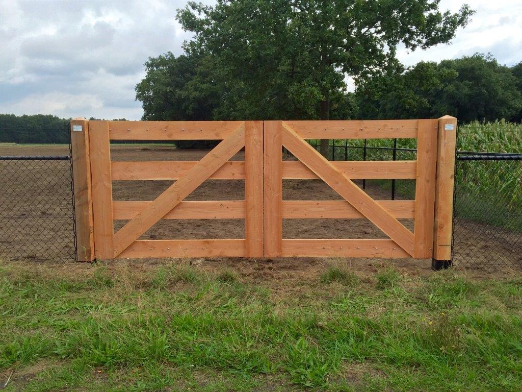 Plaatsen van een houten poort of hek