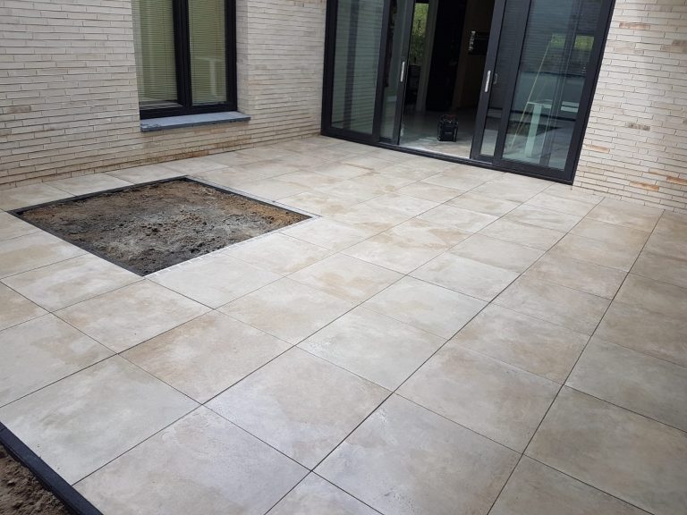 Sierbestrating met afvoerdrain en betonbanden